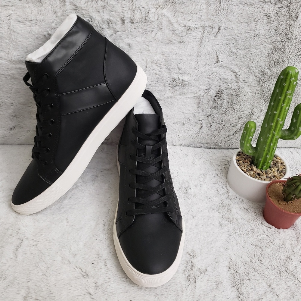 NWOT Steve Madden Men's hightop sneakers